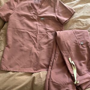 Figs mauve set with straight leg